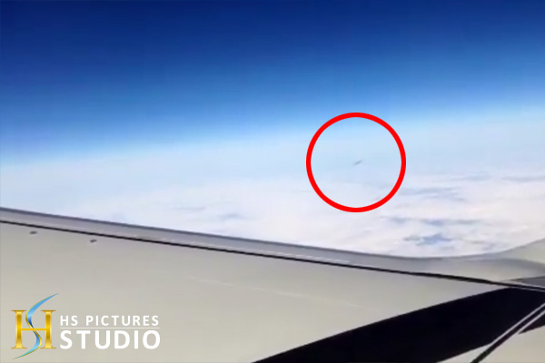 【動画】飛行機と並走する未確認飛行物体を撮影！