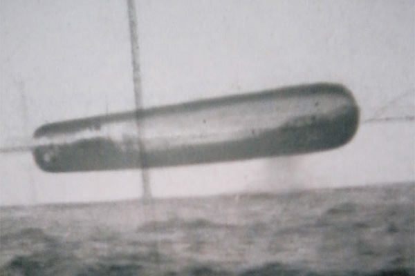アメリカ海軍の潜水艦が44年前に撮影したUFO写真!?