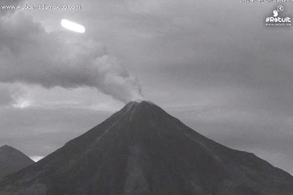 メキシコ／コリマ火山でウェブカメラがとらえたUFO